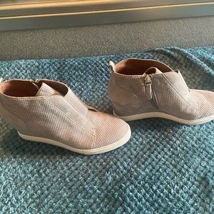 Size 7 1/2 Linea Paolo grey suede sneaker booties
